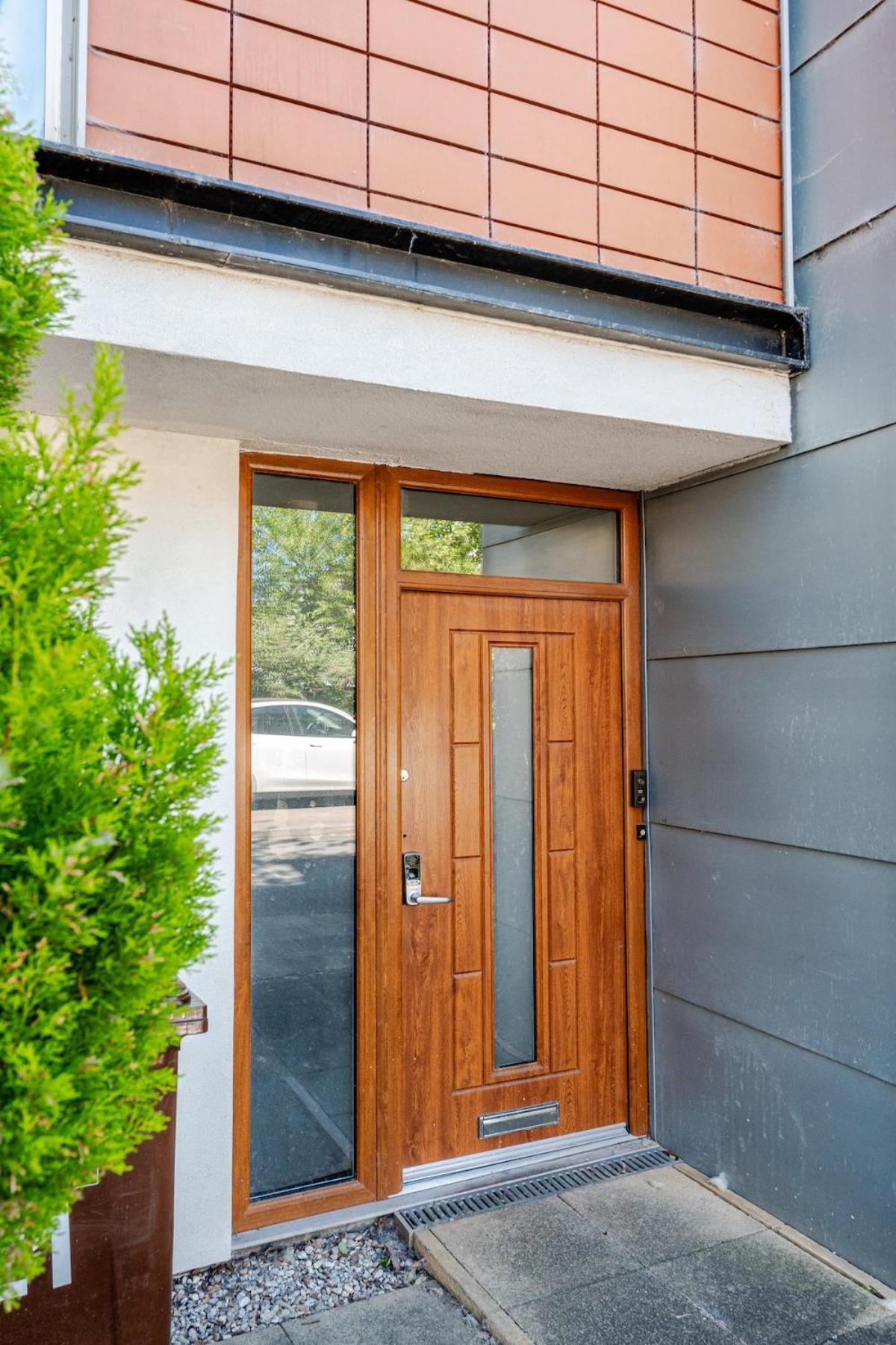 Comfortable 3-Storey House With Free Car Parking Манчестер Екстер'єр фото