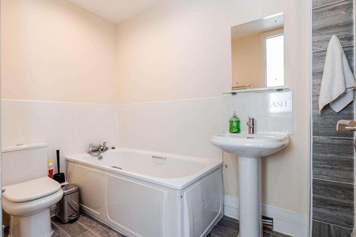 Comfortable 3-Storey House With Free Car Parking Манчестер Екстер'єр фото