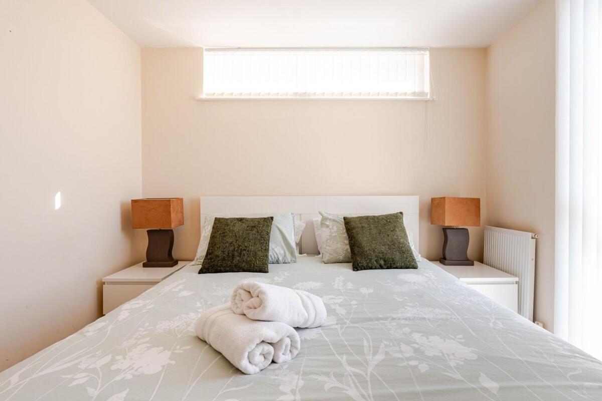 Comfortable 3-Storey House With Free Car Parking Манчестер Екстер'єр фото